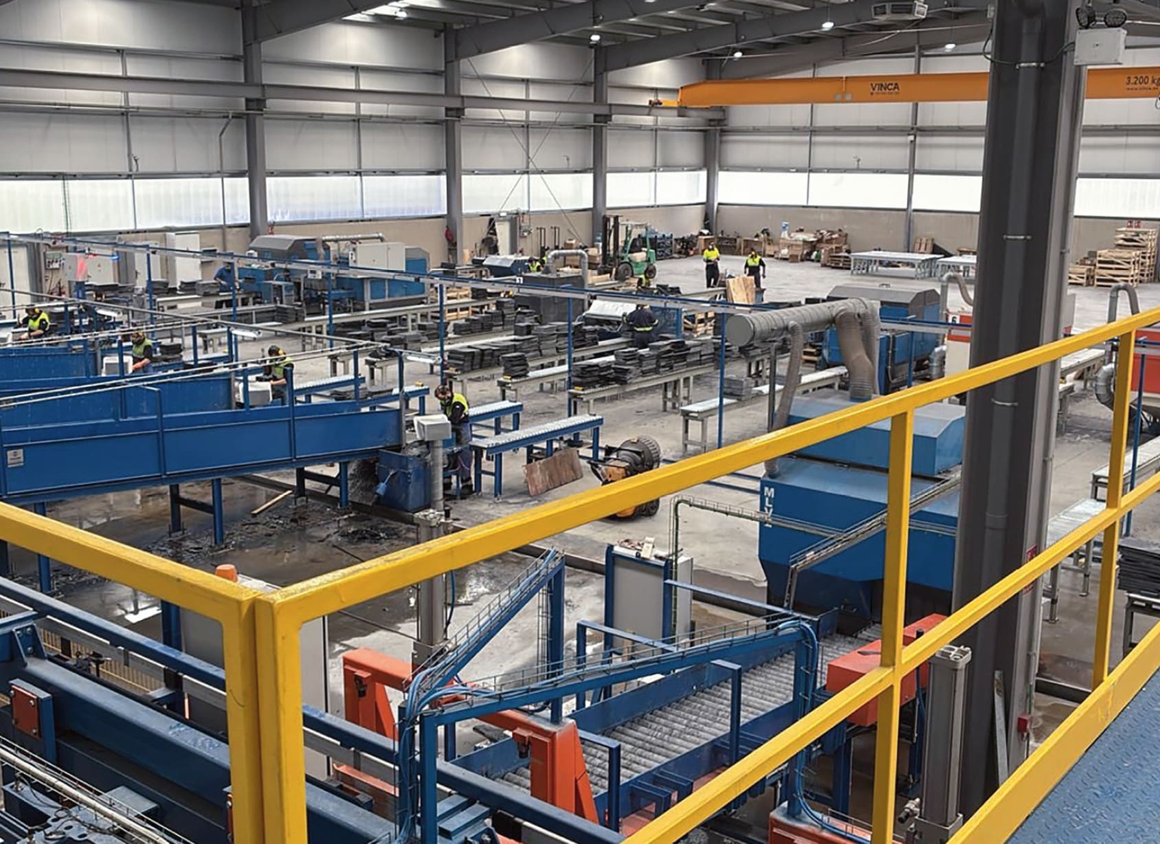 Produktionshalle mit modernen Fertigungsanlagen