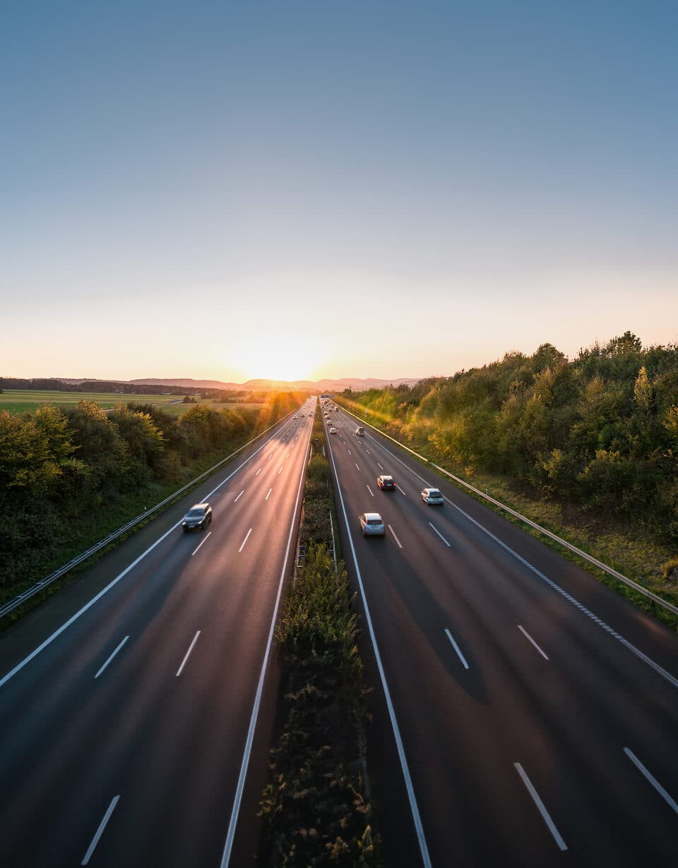 Autobahn bei Sonnenaufgang als Symbol für moderne Verkehrsinfrastruktur