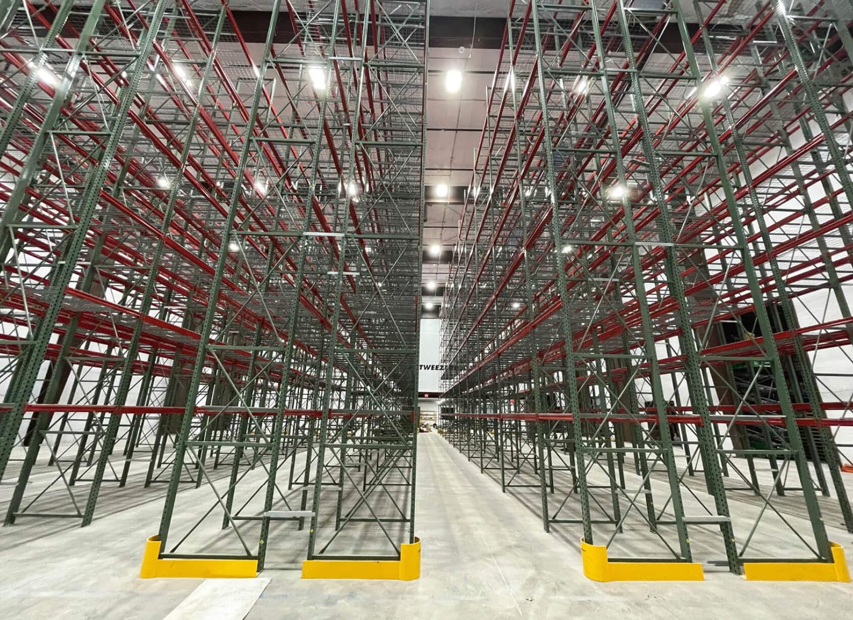 Hochregallager mit modernen Logistiksystemen