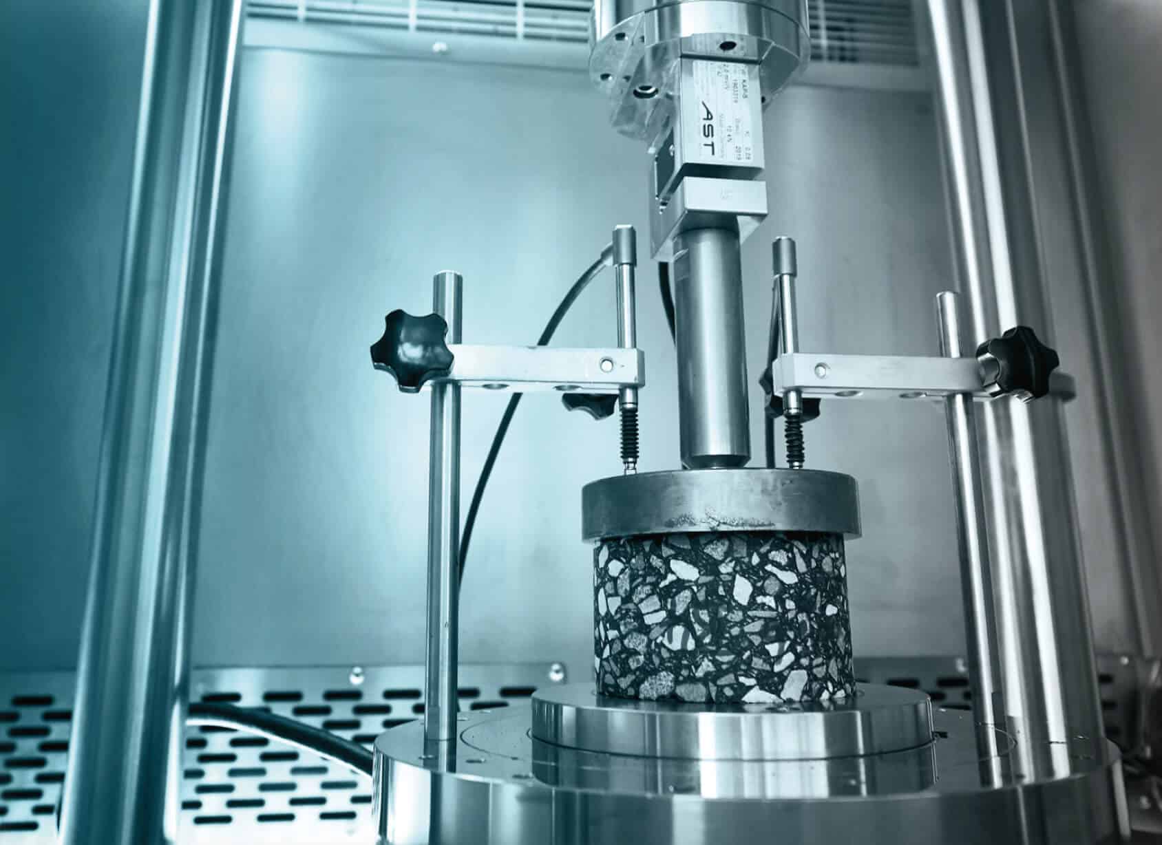Industrielle Prüfanlage zur Qualitätskontrolle von Materialien