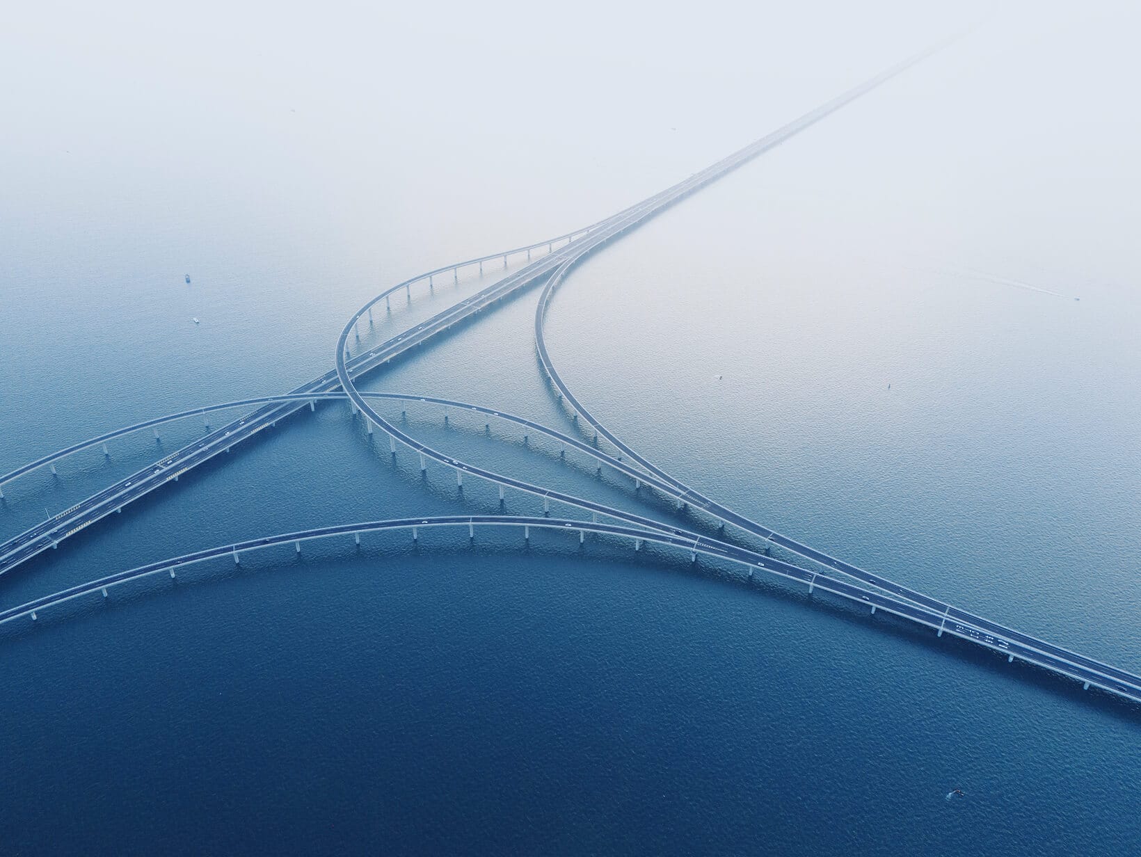 Brücke im Nebel als Symbol für Orientierung und Compliance